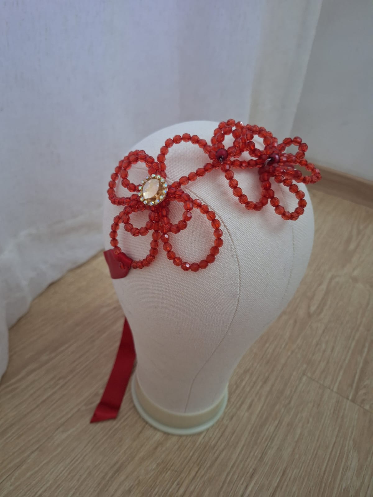 Casquete Cristais Flor vermelha